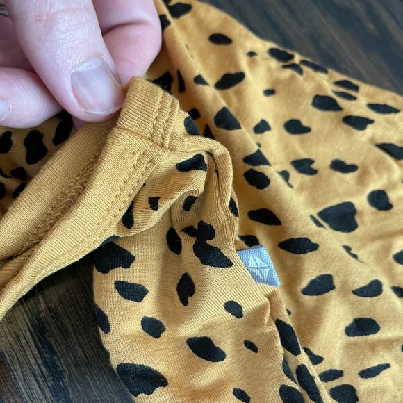 KYTE BABY Bamboo Long Sleeve Bodysuit - Marigold Cheetah - Onesie 6-12mo - Picture 3 of 8